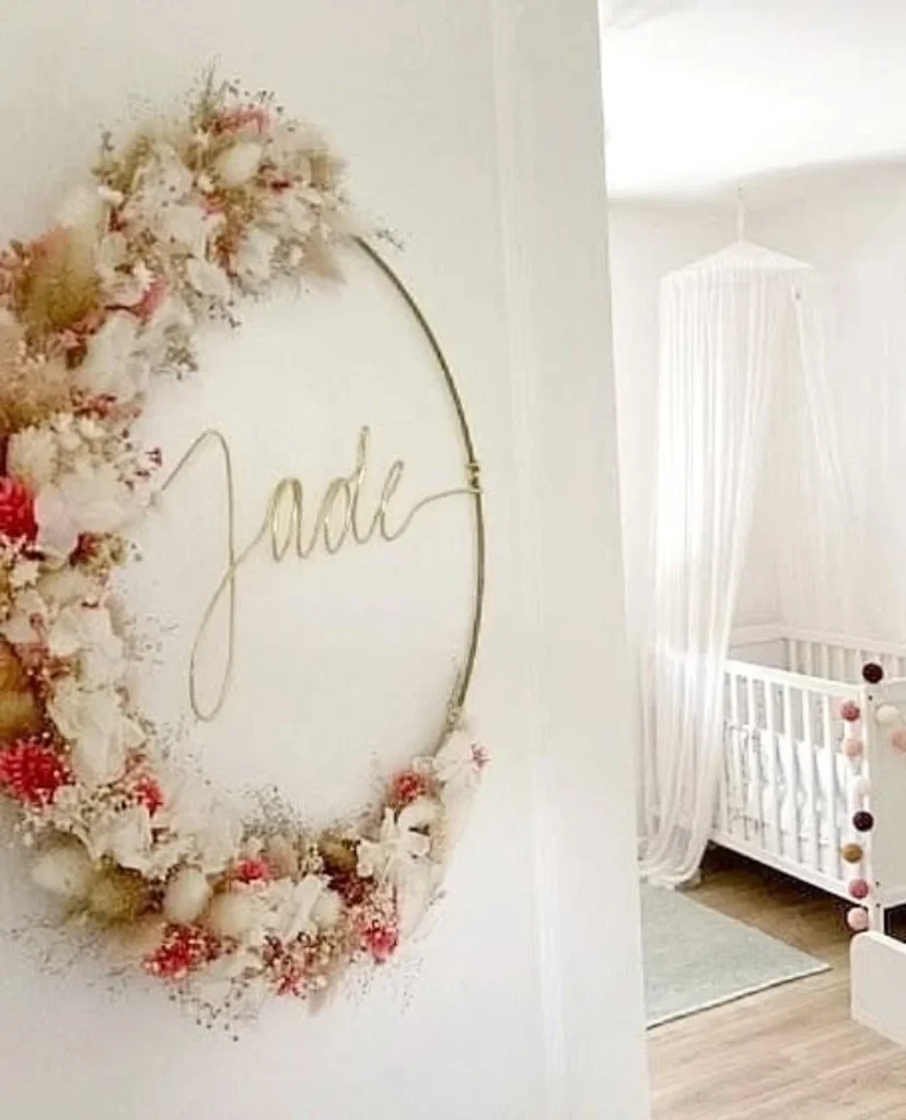 Couronne murale personnalisée en fleurs séchées tons beige et vieux rose avec prénom Jade en fil doré - Les pensées de Lily
