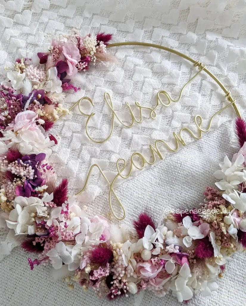 Couronne murale avec prénoms Elisa Jeanne en fil doré et fleurs séchées tons blanc, rose et bordeaux - Les pensées de Lily