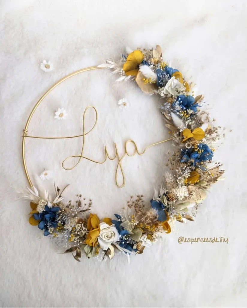 Couronne murale prénom Lya en fil doré, fleurs séchées bleu roi, jaune moutarde, blanc et touches naturelles - Les pensées de Lily