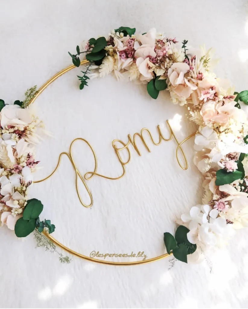 Couronne murale prénom Romy en fil doré, fleurs séchées dans les tons crème, rose poudré et eucalyptus - Les pensées de Lily