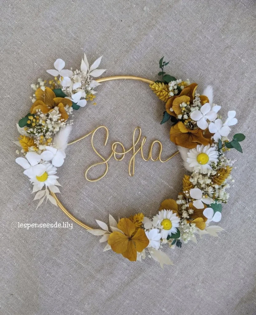 Couronne murale prénom Sofia en fil doré, fleurs séchées blanches, jaunes et ocres sur fond en lin - Les pensées de Lily