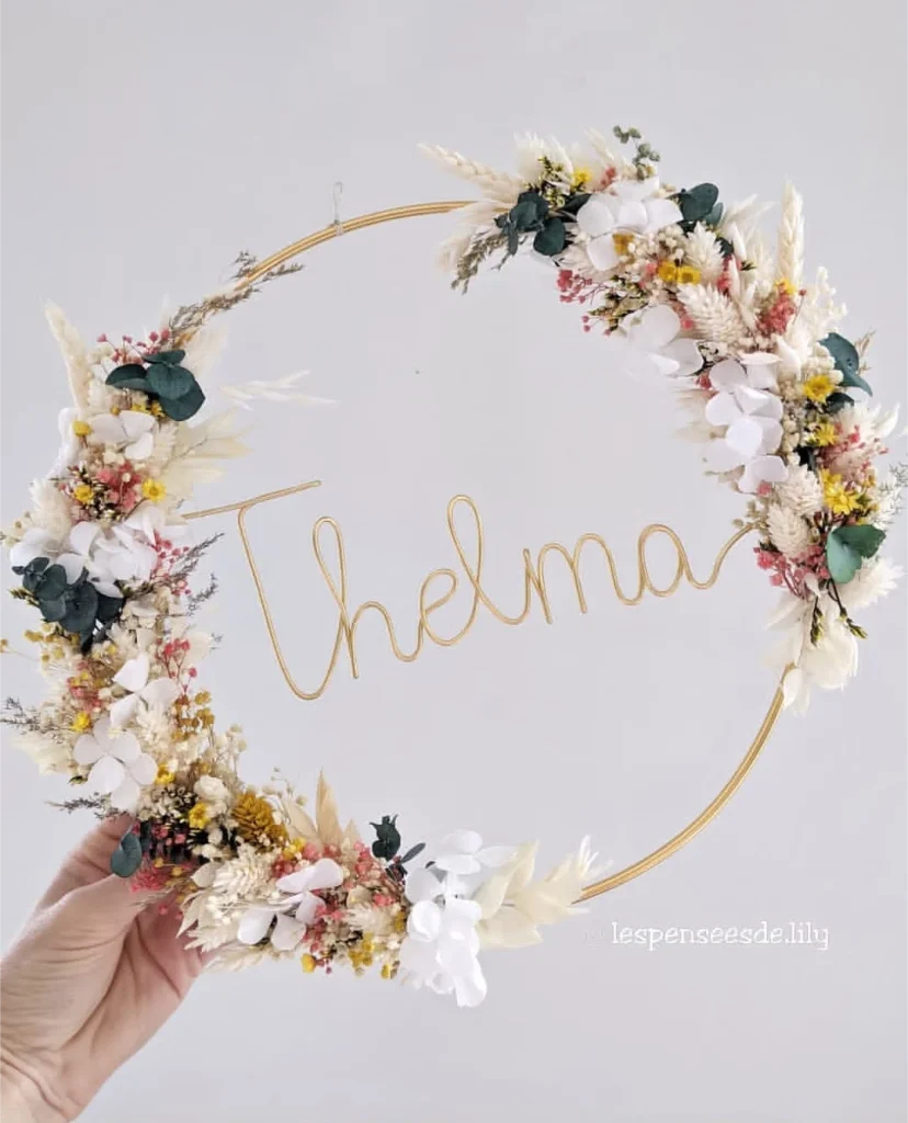 Couronne prénom Thelma en fil doré, décorée de fleurs séchées naturelles aux teintes crème, rose, jaune et vert eucalyptus - Les pensées de Lily