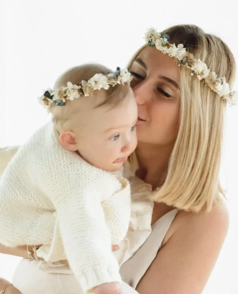 Maman et bébé portant des couronnes assorties en fleurs séchées blanc, beige et eucalyptus vert, tenues coordonnées en tons crème - Les pensées de Lily