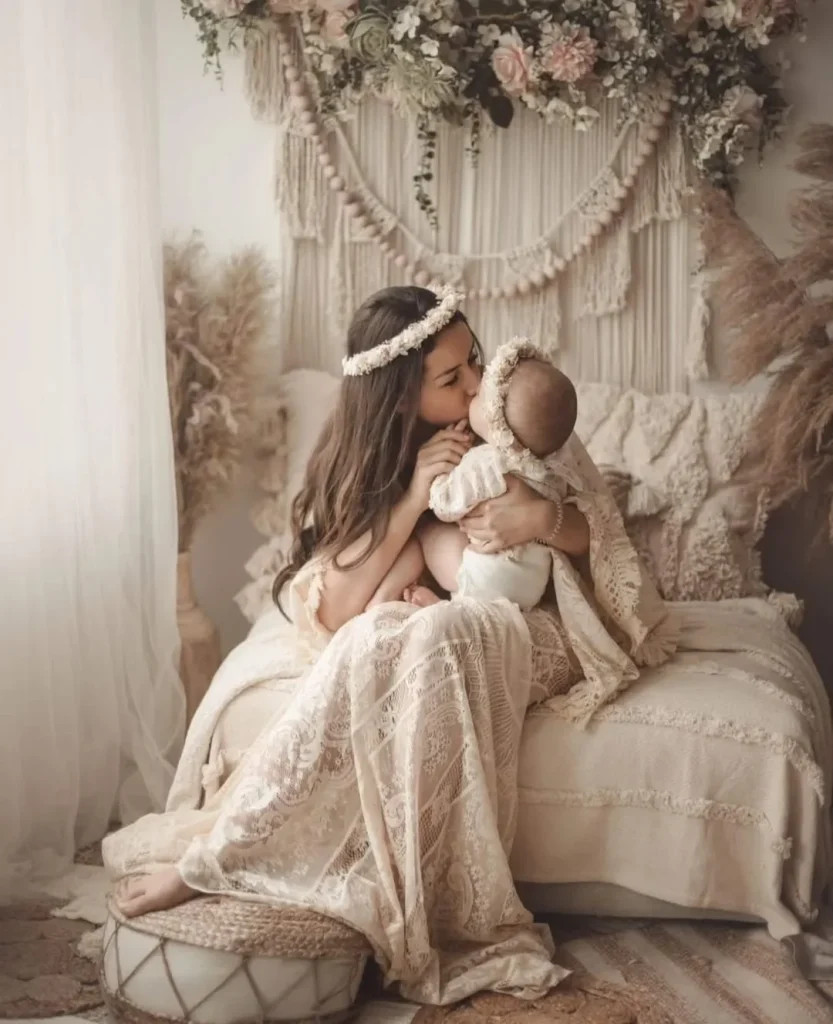 Maman et bébé portant des couronnes en fleurs séchées blanches dans un décor bohème avec guirlande florale et macramé - Les pensées de Lily