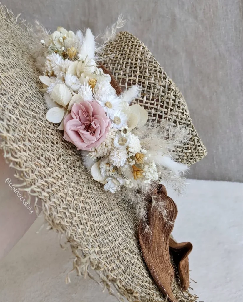 Création en fleurs séchées en fleurs séchées chapeau paille