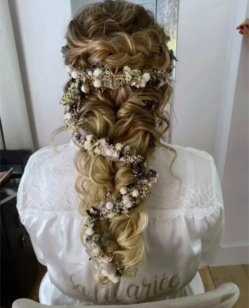 Fleurs séchées blanc et beige tressées dans une natte volumineuse de mariée en robe satinée brodée - Les pensées de Lily