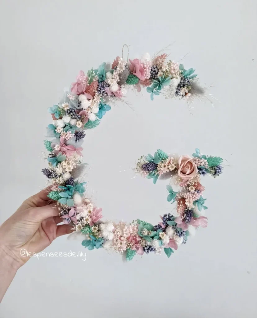 Lettre murale G en fil de fer recouverte de fleurs séchées aux tons pastel rose, turquoise, lavande et blanc, avec une rose stabilisée – Les pensées de Lily