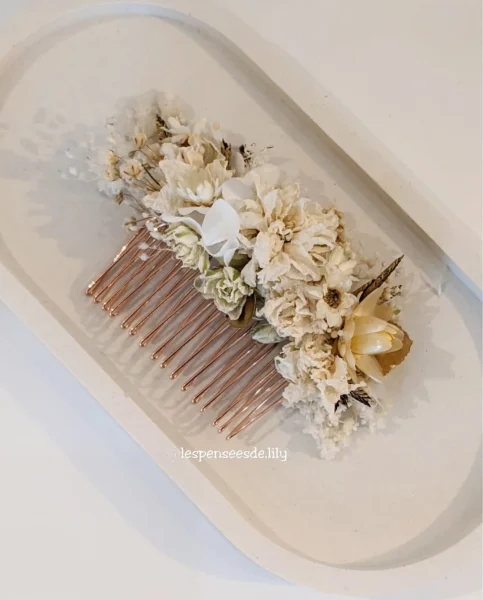 Peigne décoratif avec fleurs séchées blanc, beige, touches dorées et feuillage vert pâle sur base cuivrée - Les pensées de Lily