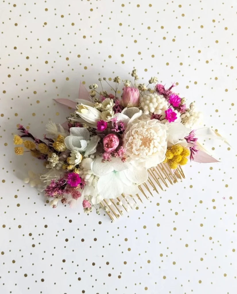 Peigne décoratif orné de fleurs séchées blanc cassé, rose vif, jaune et bleu ciel sur fond blanc à pois dorés - Les pensées de Lily