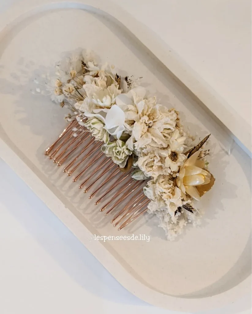 Peigne fleuri pour coiffure de mariée, composé de fleurs séchées dans des nuances beige, crème et doré, présenté sur plateau ovale clair – Les pensées de Lily