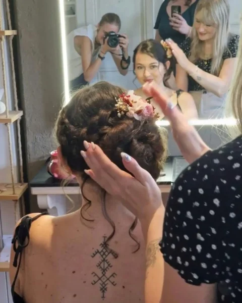 Peigne en fleurs séchées tons rose et crème dans le chignon d’une mariée, en plein essai coiffure chez la coiffeuse - Les pensées de Lily