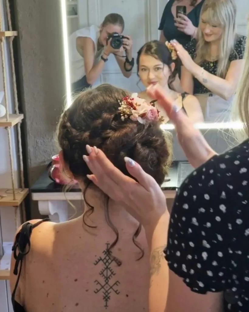 Peigne en fleurs séchées tons rose et crème dans le chignon d’une mariée, en plein essai coiffure chez la coiffeuse - Les pensées de Lily