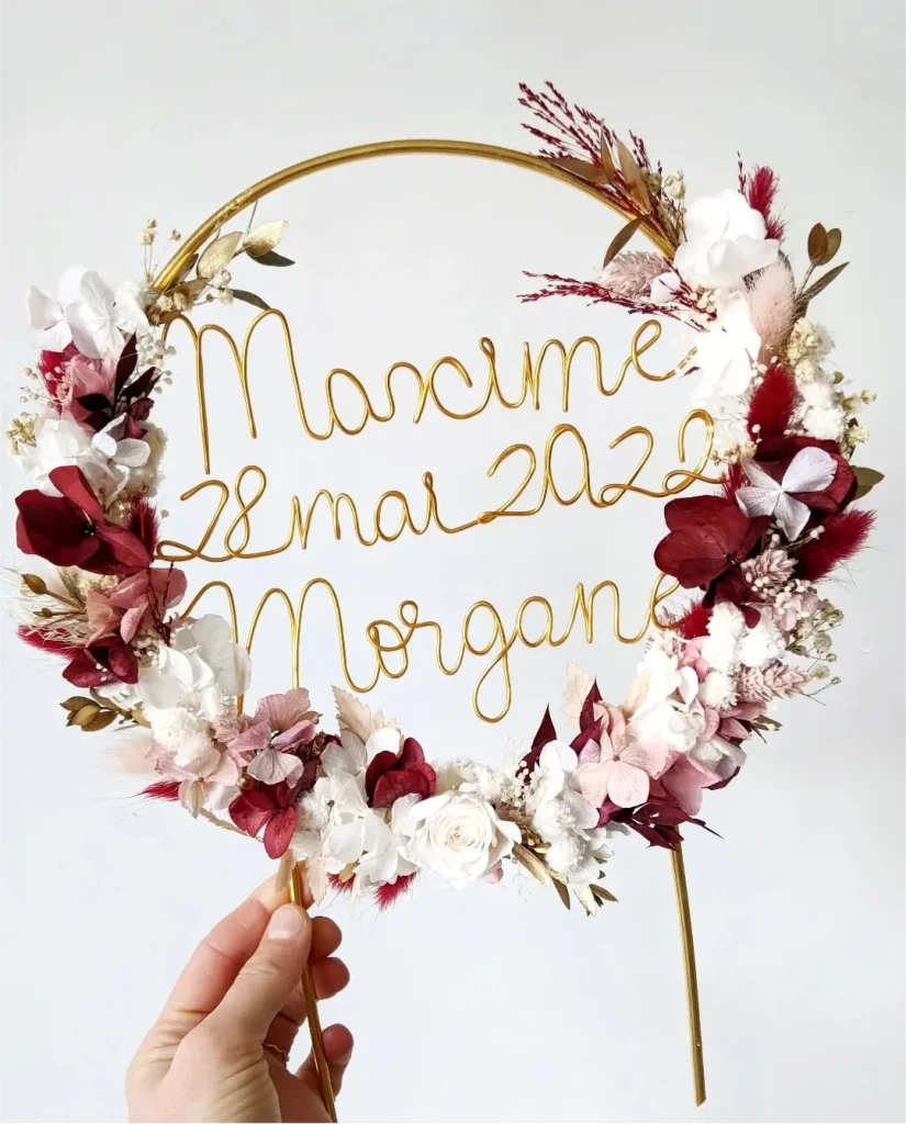 Topper cake en fleurs séchées rouges, roses et blanches avec prénoms Maxime et Morgane et date du mariage en fil doré – Les pensées de Lily