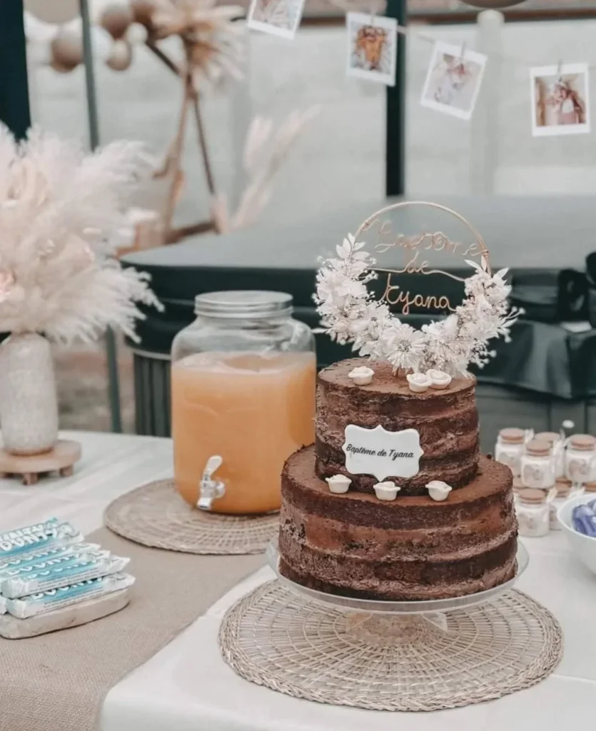 Topper de gâteau en fleurs séchées blanches avec prénom personnalisé, posé sur un gâteau pour un baptême – Les pensées de Lily