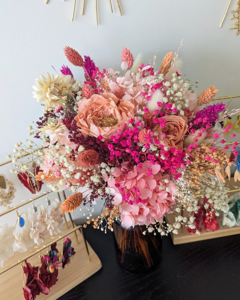 Bouquet en fleurs séchées orange rose bordeaux, détail des fleurs