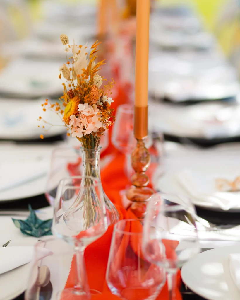 Décoration table mariage en fleurs séchées orange