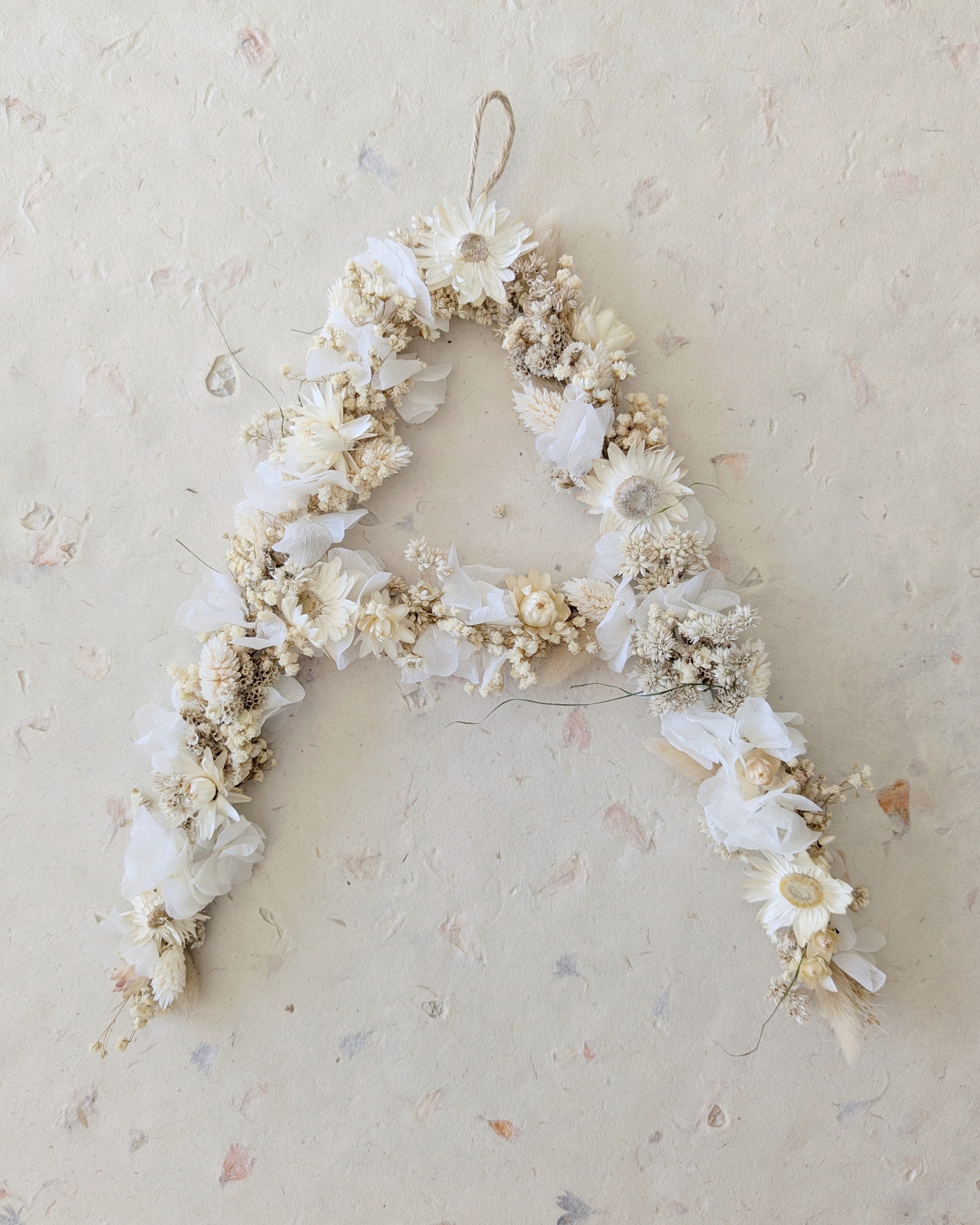 Lettre décorée sur mesure en fleurs séchées fond blanc