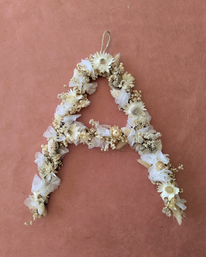 Lettre décorée sur mesure en fleurs séchées fond terra cotta