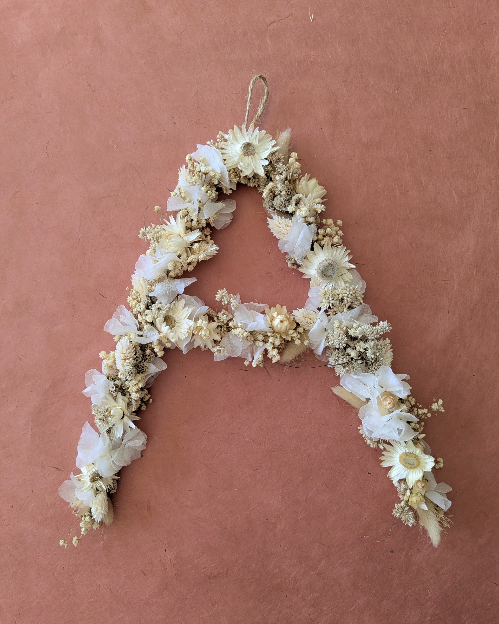 Lettre décorée sur mesure en fleurs séchées fond terra cotta