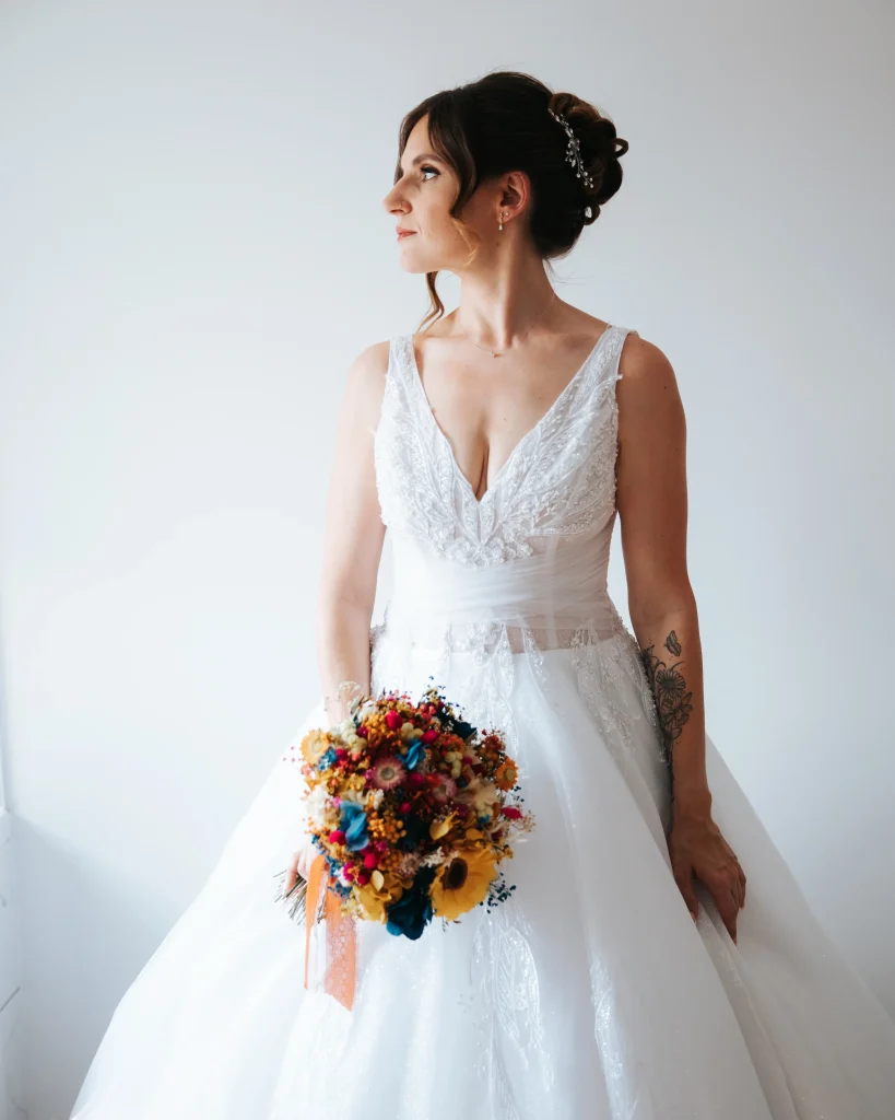 Création de mariage en fleurs séchées alexia bouquet, tenue en main