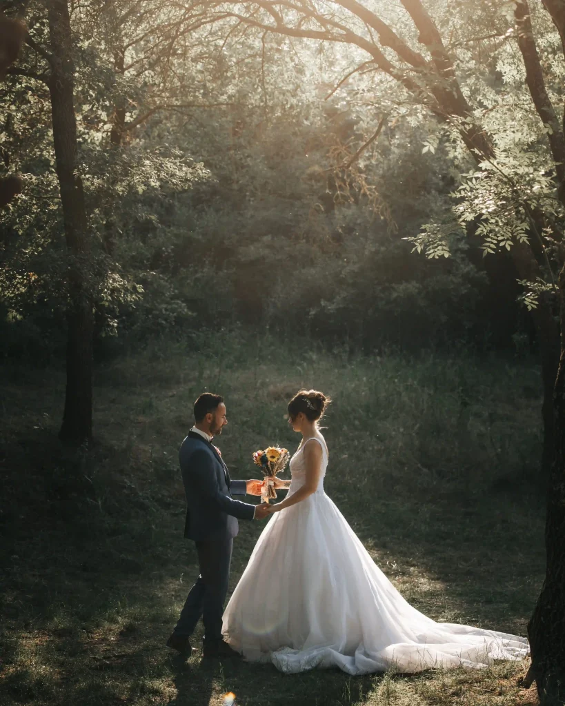 Création de mariage en fleurs séchées couple prairie