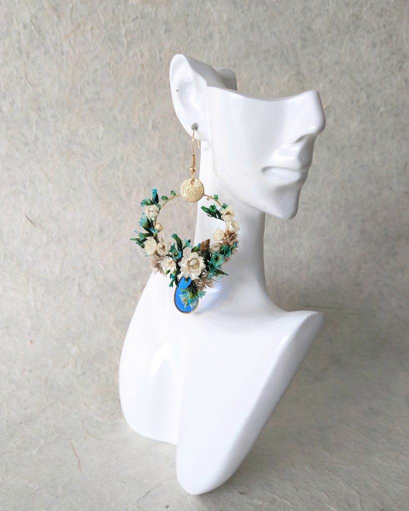 Boucles d’oreilles en fleurs séchées Marine, sur présentoir