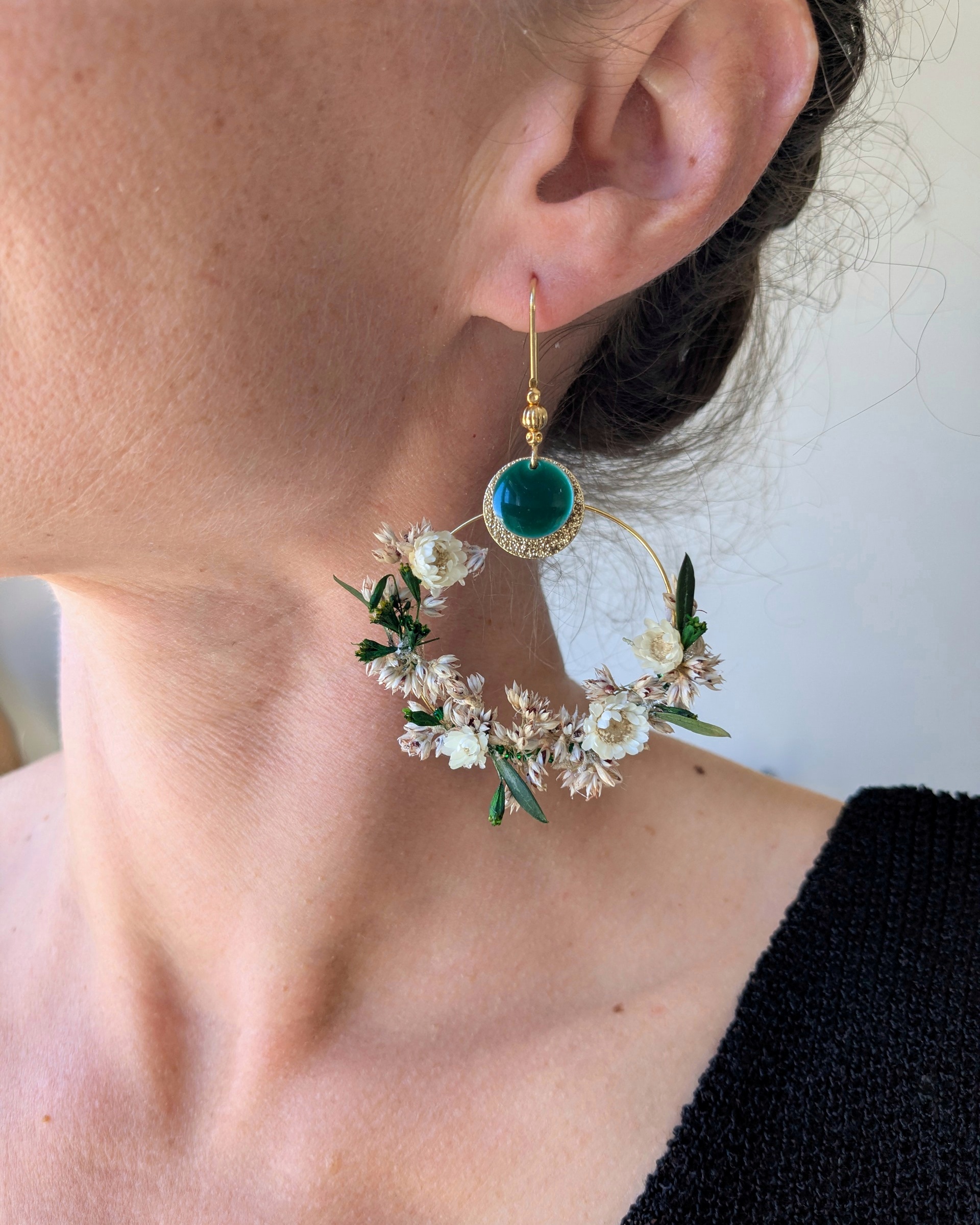 Boucles d’oreilles doré illes foret enchantee portees