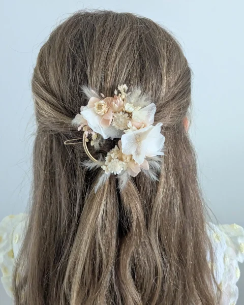 Pince à cheveux Florale Hastings, portée
