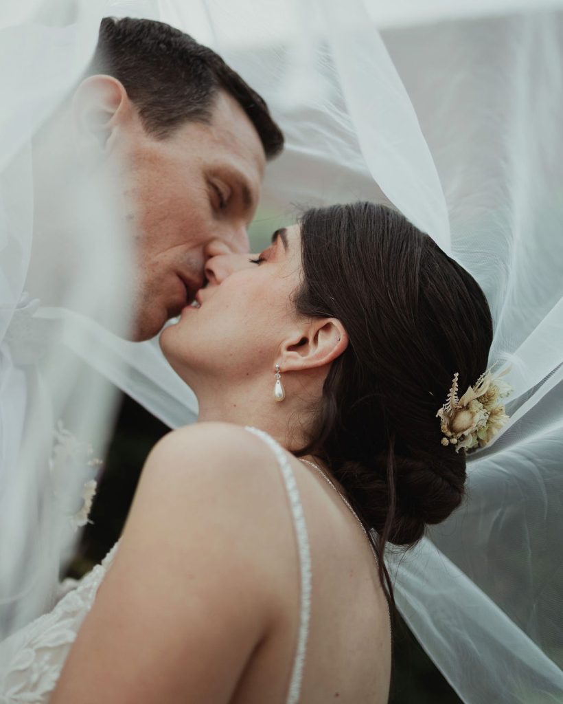 Création en fleurs séchées maries sous voile romantique en fleurs séchées