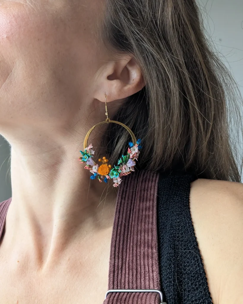 Boucles d’oreilles en fleurs séchées Iris, portées
