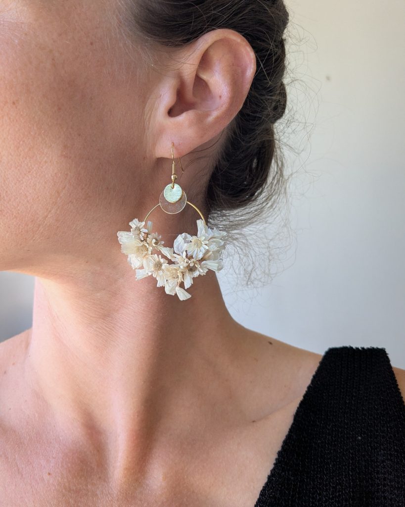 Boucles d’oreilles oreilles marguerites portees