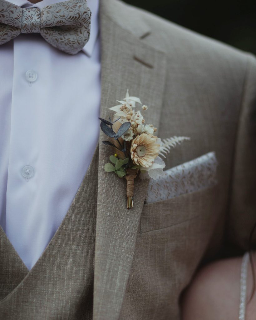 Boutonnière Marie en fleurs séchées Costume beige