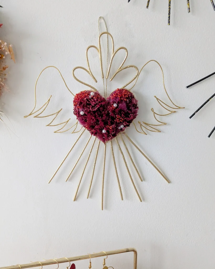 Ex-voto décoration murale en fleurs séchées juliette, accrochée au mur