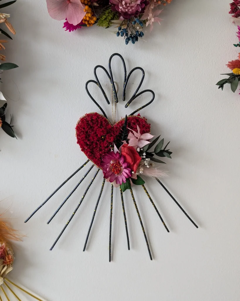 Ex-voto décoration murale en fleurs séchées renaissance, accrochée au mur