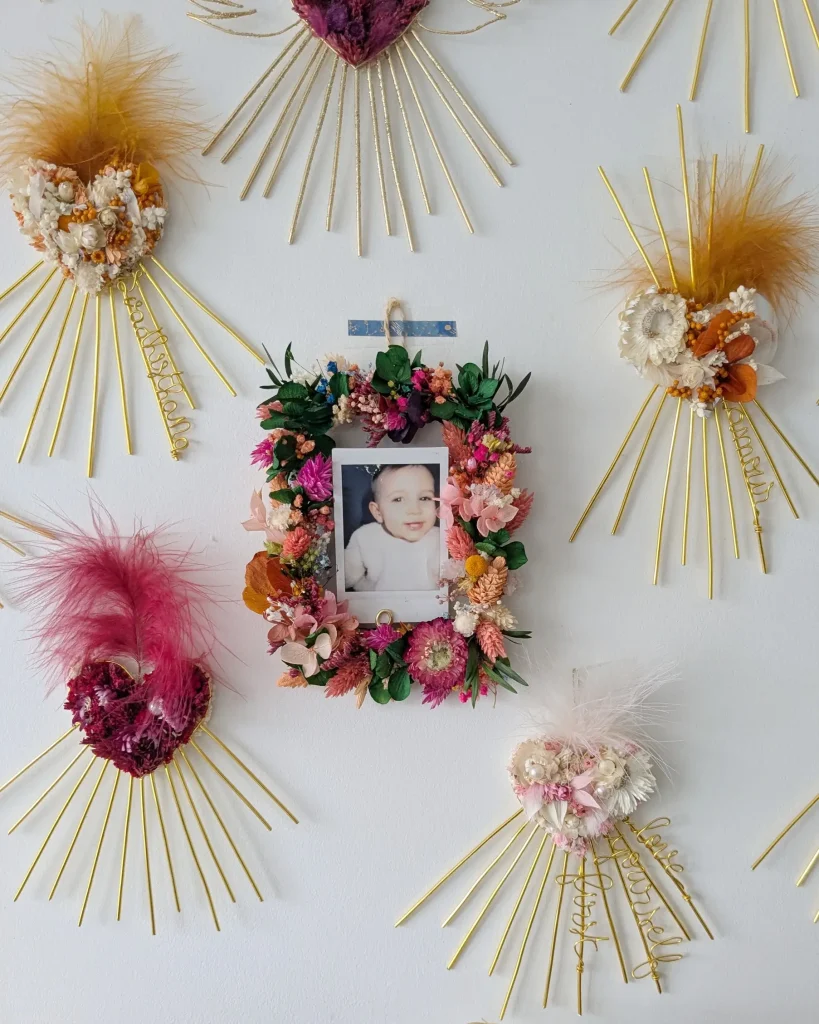 Petit cadre en fleurs séchées Malice, accroché au mur