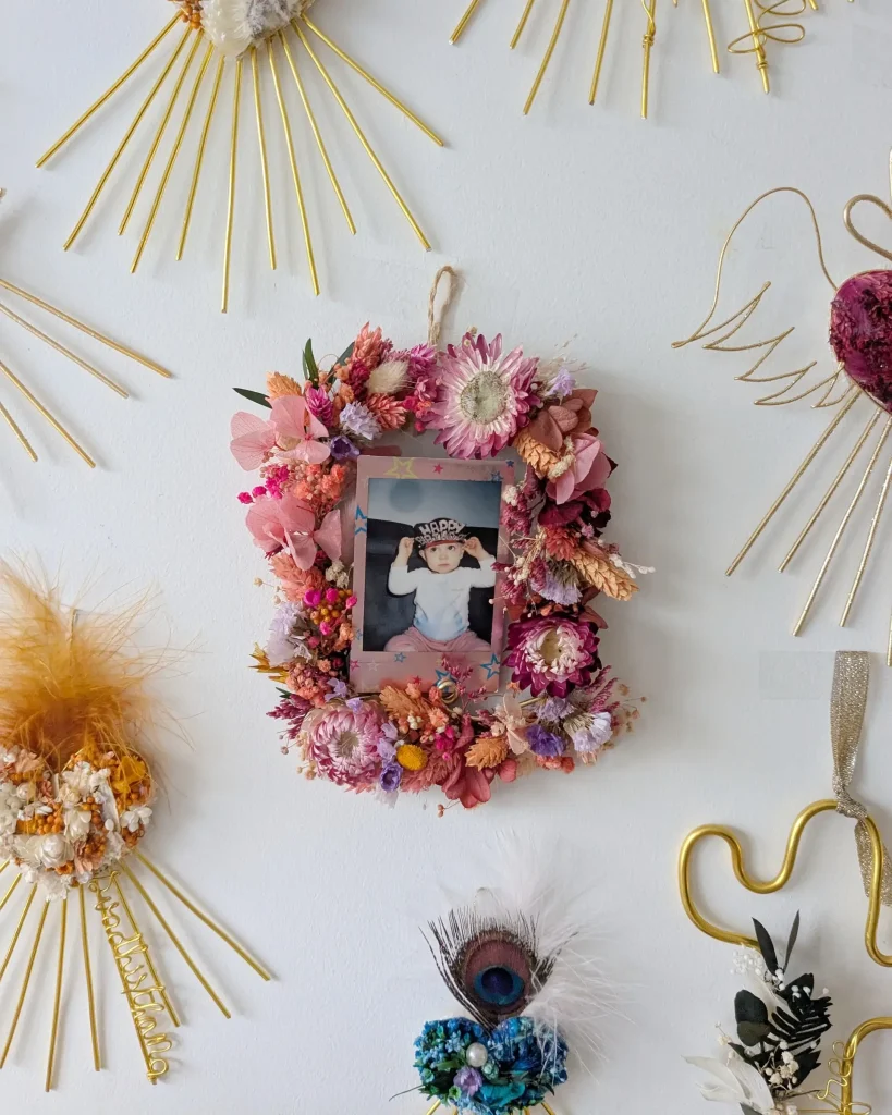 Petit cadre en fleurs séchées Murmure, accroché au mur
