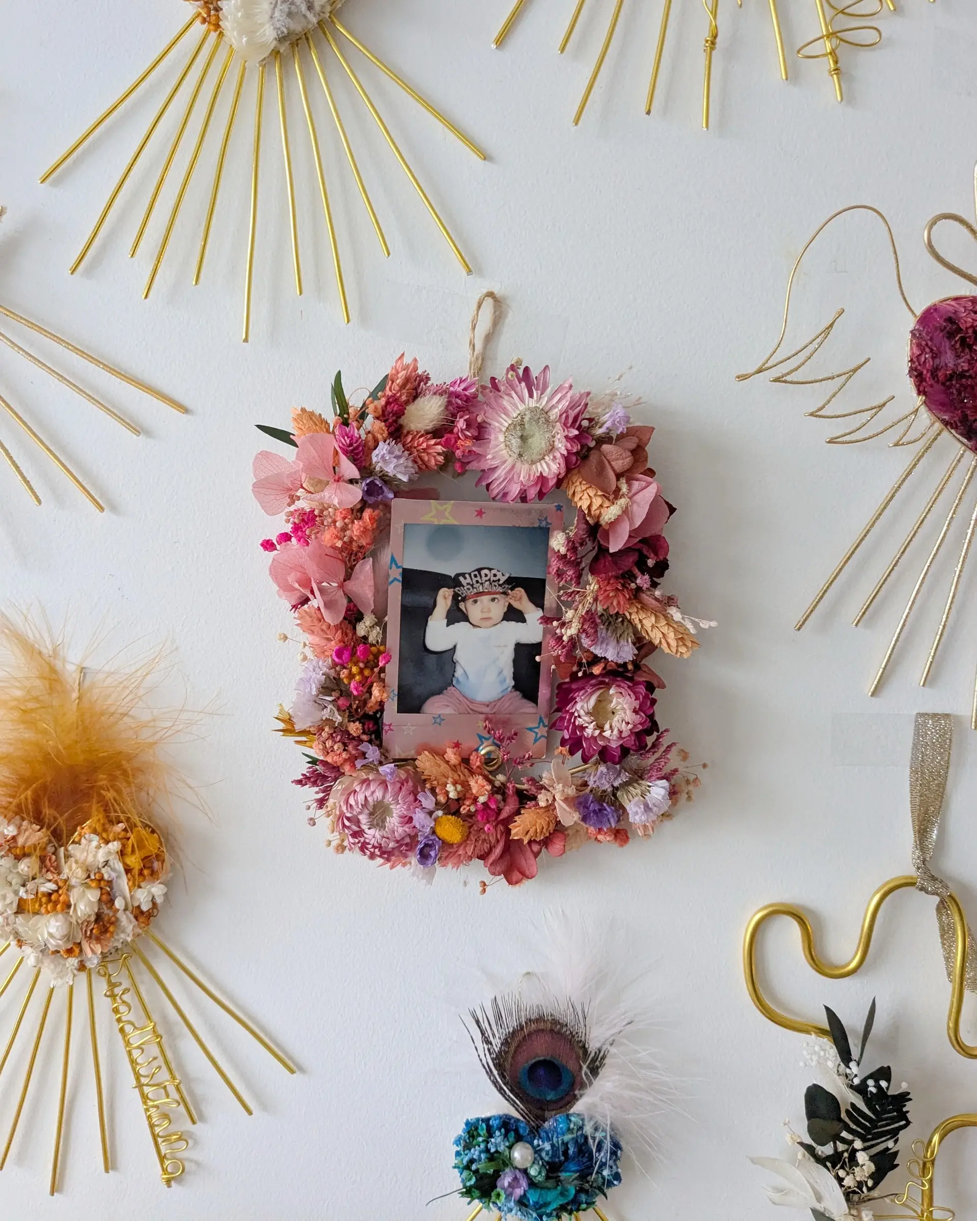 Petit cadre en fleurs séchées Murmure, accroché au mur