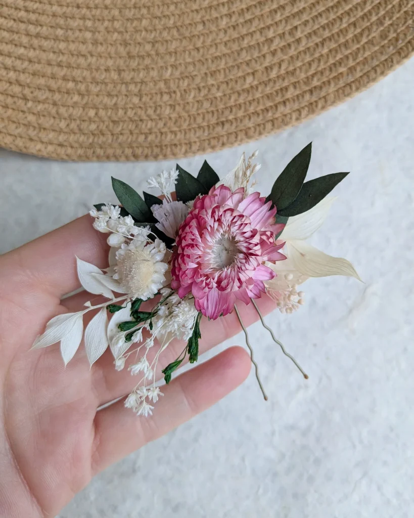 Pique à cheveux cheveux en fleurs séchées Roxanne, tenue en main