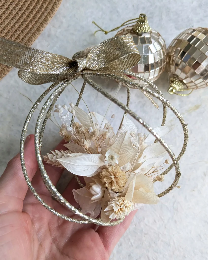 Boule de Noël blanche, vue d’ensemble