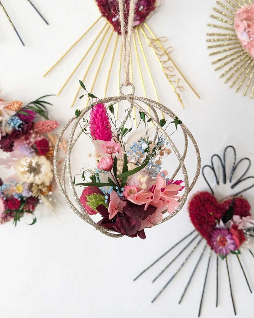 Boule de Noël en fleurs séchées Jardin Dhiver Suspendu