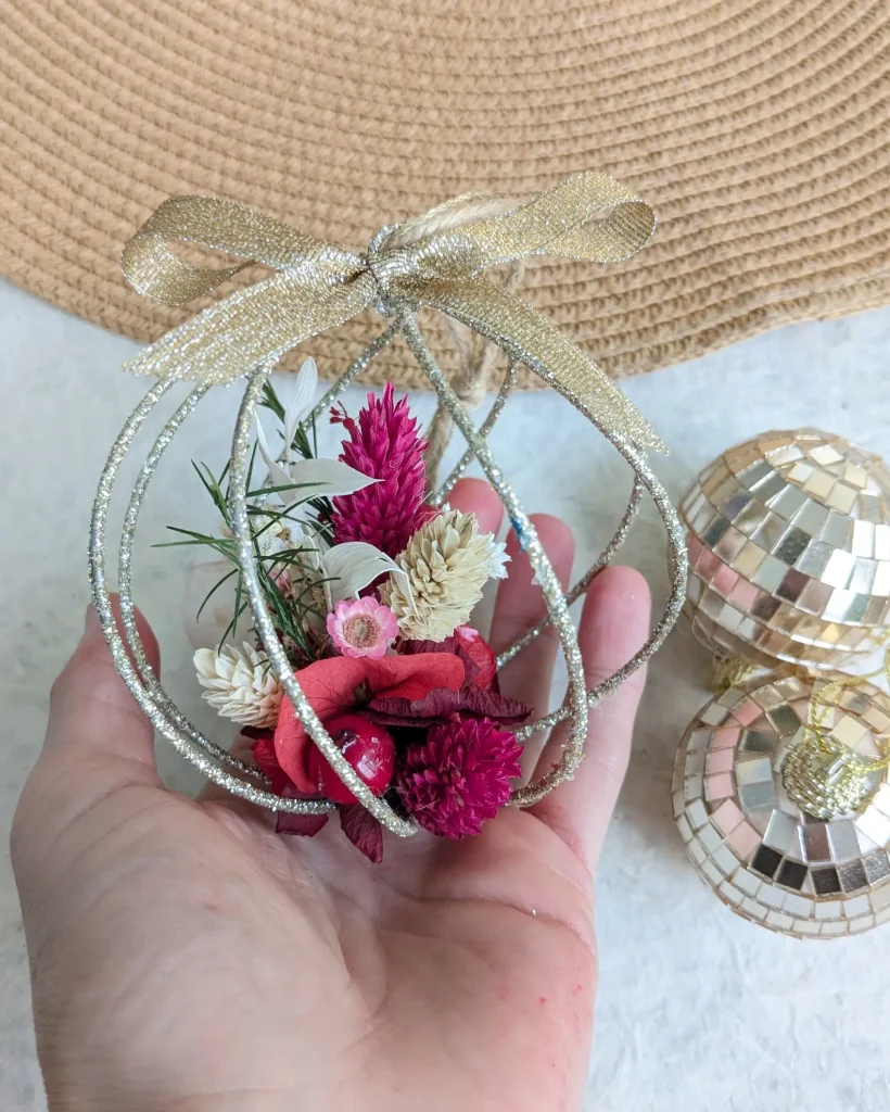 Boule de Noël en fleurs séchées Santa, tenue en main