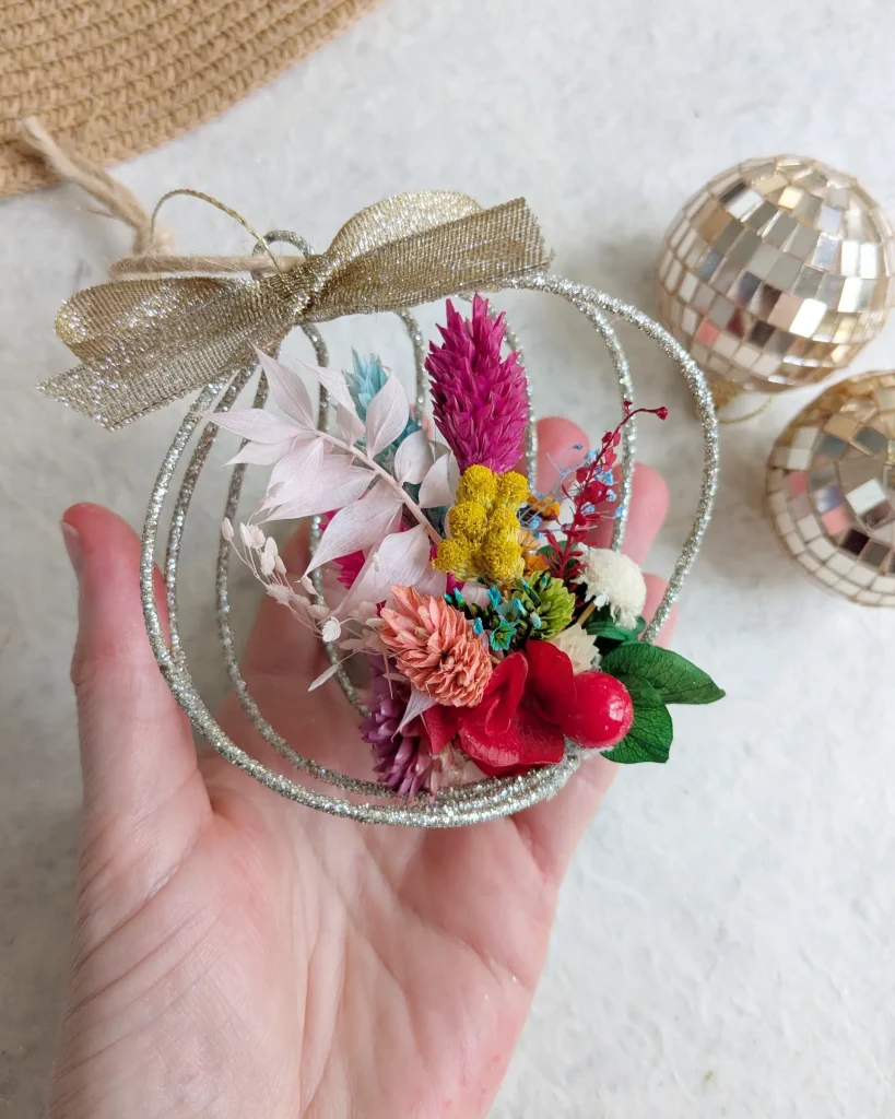 Boule de Noël en fleurs séchées Wonderland, tenue en main