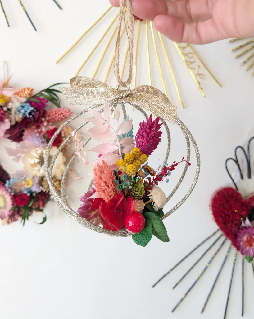 Boule de Noël en fleurs séchées Wonderland Suspendu