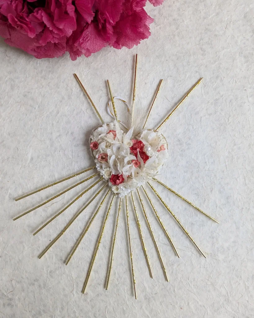 Ex-voto décoration murale en fleurs séchées cœur Rayonnant, vue d’ensemble
