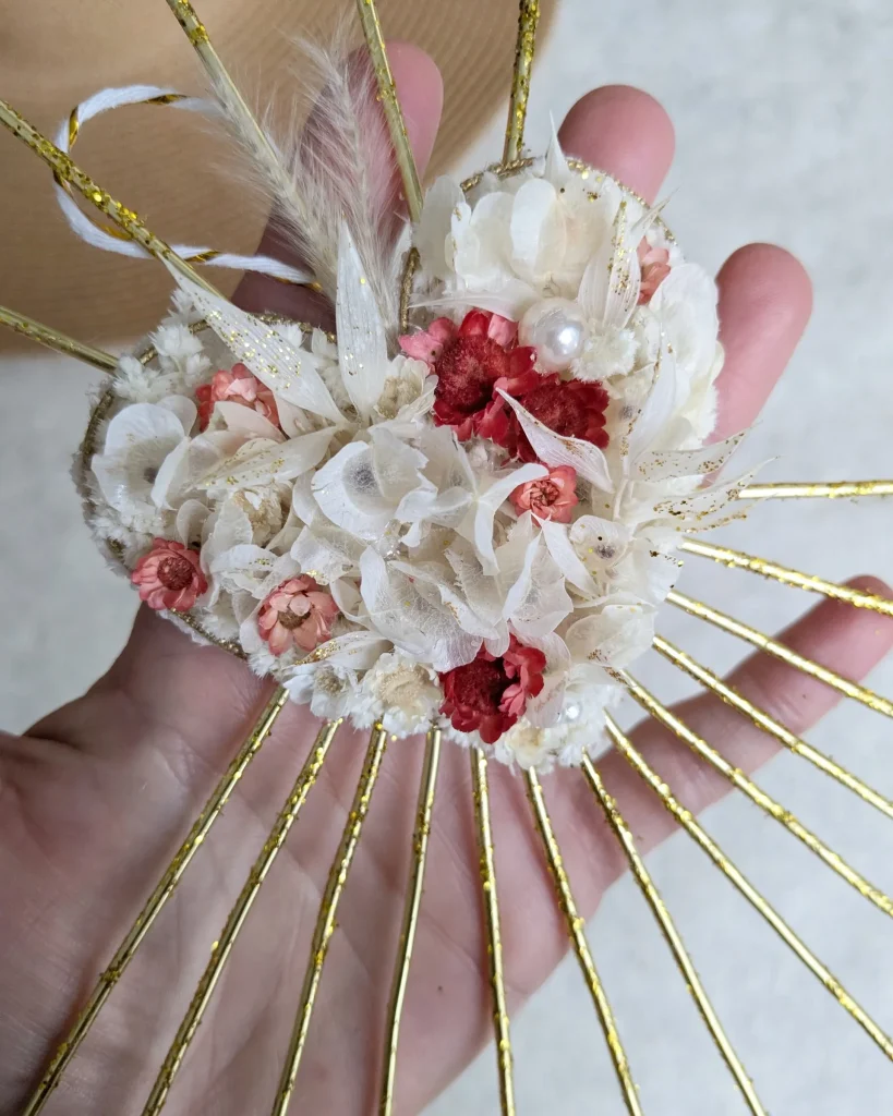 Ex-voto décoration murale en fleurs séchées cœur Rayonnant, détail des fleurs