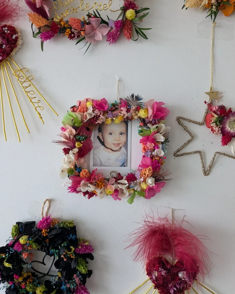 Petit cadre en fleurs séchées arc-en-ciel, accroché au mur