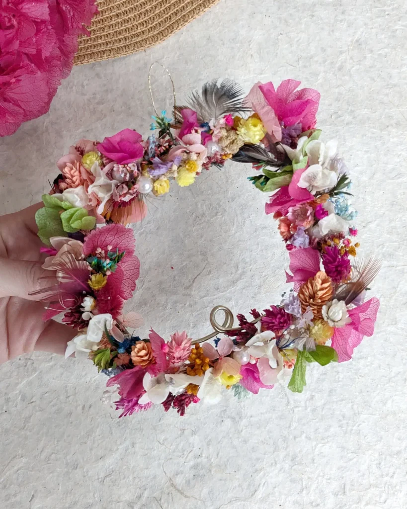 Petit cadre en fleurs séchées arc-en-ciel, vue d’ensemble