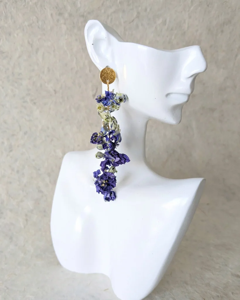 Boucles d’oreilles en fleurs séchées Florie, sur présentoir