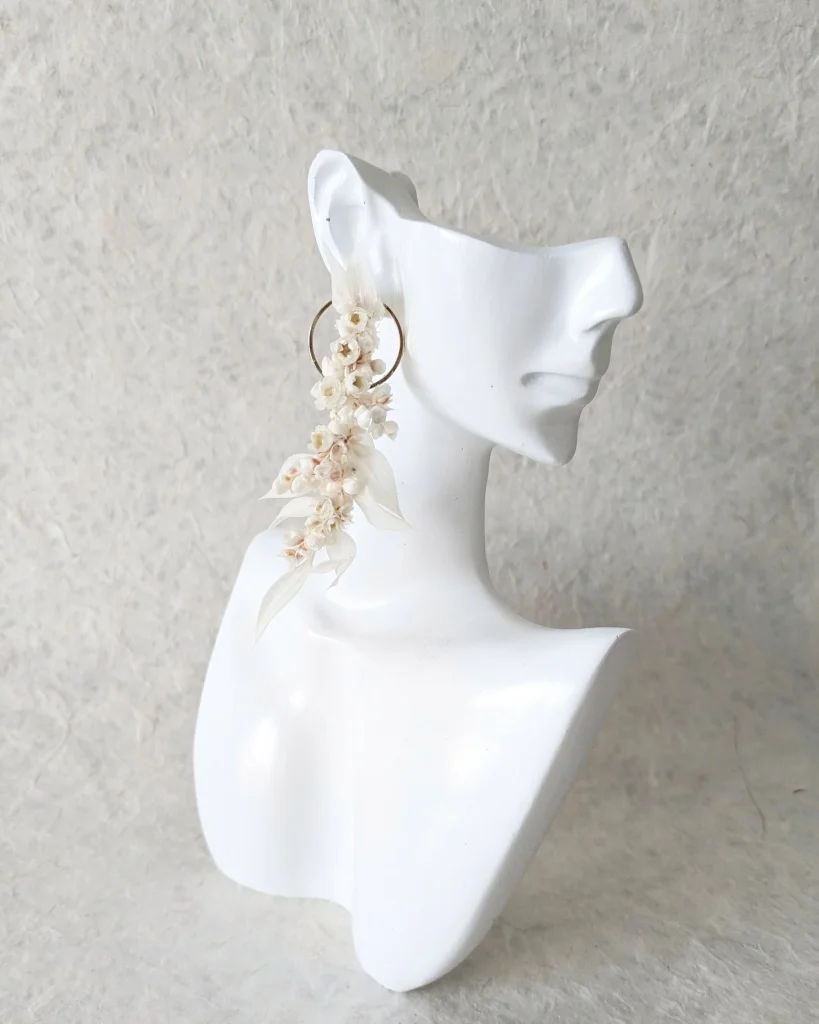 Boucles d’oreilles en fleurs séchées Romy, sur présentoir