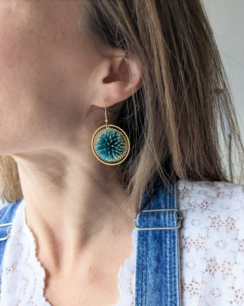Boucles d’oreilles en fleurs séchées Azur Jean, portées